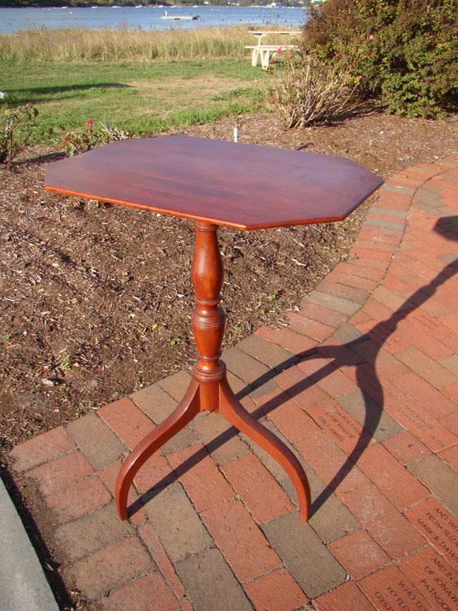 A fine late 18th century Hepplewhite cherry tilt-top candle stand on spider legs circa 1790 — image 3
